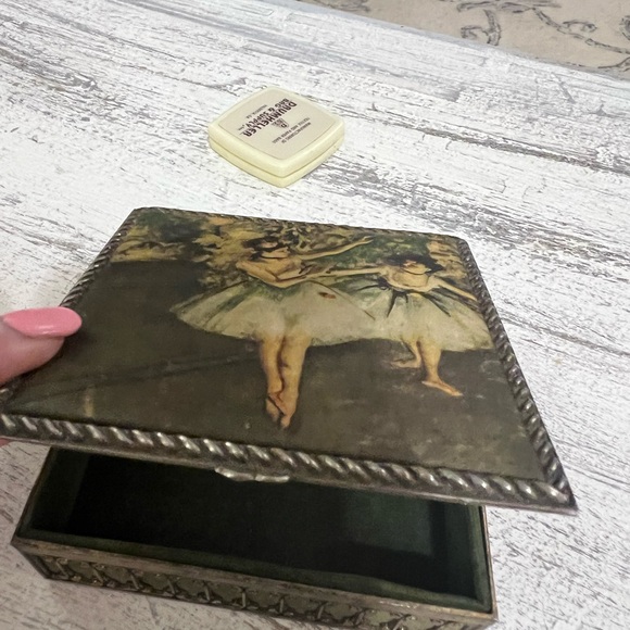 VINTAGE SILK “DANSEUSES EN JAUNE”DEGAS -BRASS VANITY BOX - Picture 2 of 9